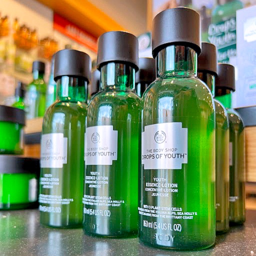 Junction32UK's tweet photo. Join @TheBodyShop in-store tomorrow evening from 5pm to 7pm at @Junction32UK for an event to celebrate the bestselling Drops of Youth range! ✨  
 
Enjoy exclusive shopping offers, expert advice and pampering sessions. 🧖‍♀️ 💕

#LoveJ32 #Junction32 #LoveJunction32 https://t.co/VGieczlJ3s