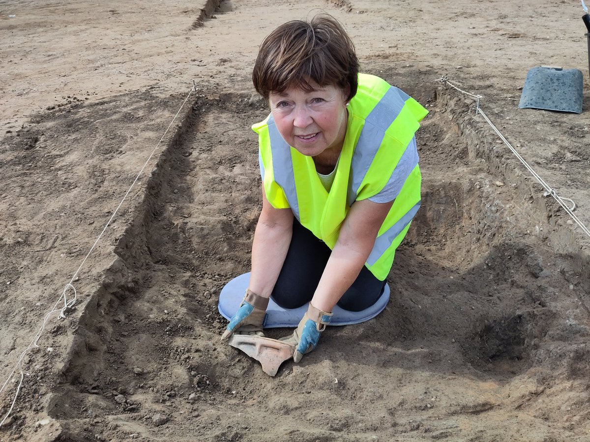 ExploreThePast's tweet photo. #RootsInTime dig diary day 9: The rain held off and lovely finds returned in force, with a fragment of Roman glass, several coins, a repaired pot, handled pot and another piece of roof tile! (1/3) https://t.co/HNsvwxQsQu