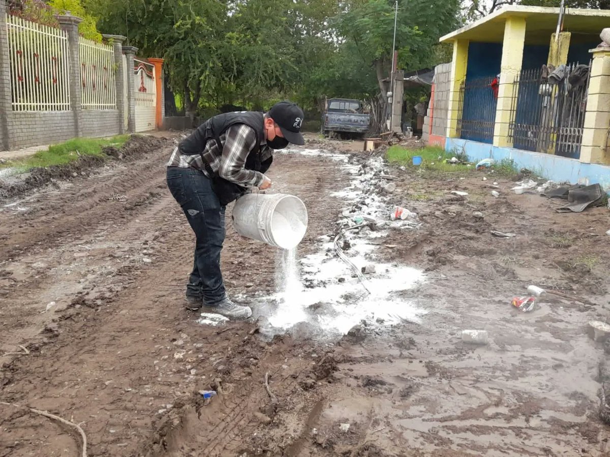 GobDeCoahuila's tweet photo. La @SS_Coahuila , a través de la Subsecretaría de Regulación y Fomento Sanitario, implementó un operativo para prevenir la proliferación de enfermedades tras la reciente inundación a causa de las lluvias en el Municipio de #Múzquiz. https://t.co/Ysb9Vp0tkw
