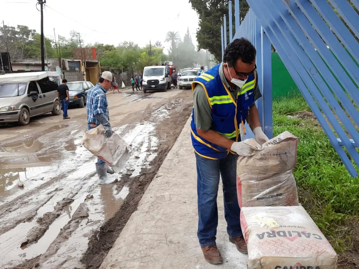 GobDeCoahuila's tweet photo. La @SS_Coahuila , a través de la Subsecretaría de Regulación y Fomento Sanitario, implementó un operativo para prevenir la proliferación de enfermedades tras la reciente inundación a causa de las lluvias en el Municipio de #Múzquiz. https://t.co/Ysb9Vp0tkw