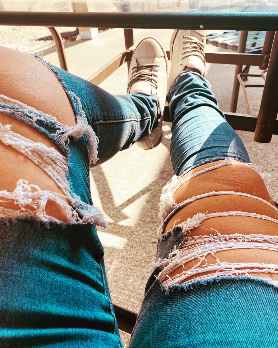 KoKoCakesQueen's tweet photo. Bored at work, come chat with me! #bored #chat #onlyfansgirl #jeans #levi #white #shoes #entertain #me #any #requests #fun #no #regrests #badgirl #subscribe #foragoodtime https://t.co/JIEpxlFtOW