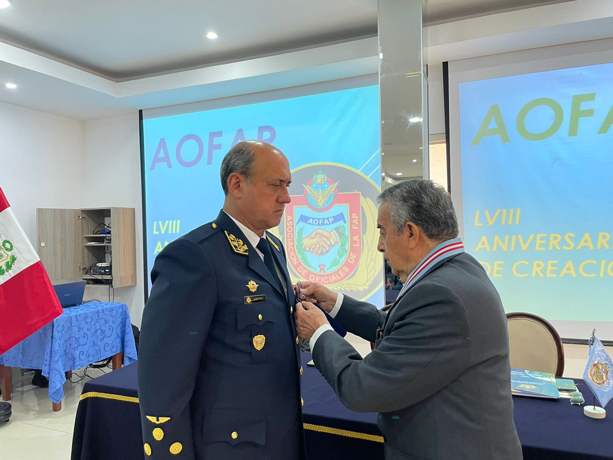 fapperu's tweet photo. #FAPahora |El presidente del Consejo Directivo de la Asociación de Oficiales de la Fuerza Aérea del Perú, Mayor General FAP (r) Raúl Dueñas Rospigliosi, incorporó como asociado honorario al Comandante General de la Institución, General del Aire Alfonso Javier Artadi Saletti.(1/2) https://t.co/c6tB3VCnPf