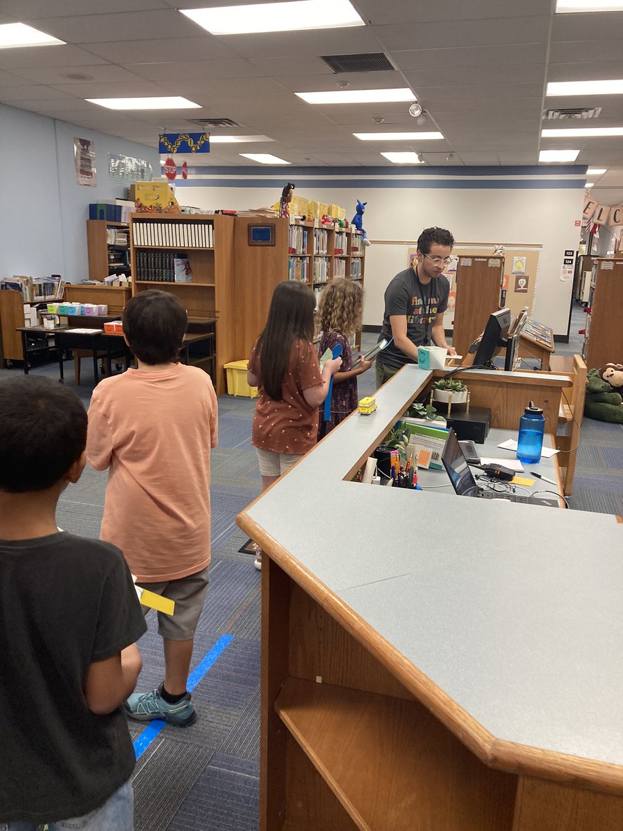 OHE3rd's tweet photo. Our 3rd grade readers were beyond excited about their first library class of the school year! @OakHillElem https://t.co/3rT4zRtfIw