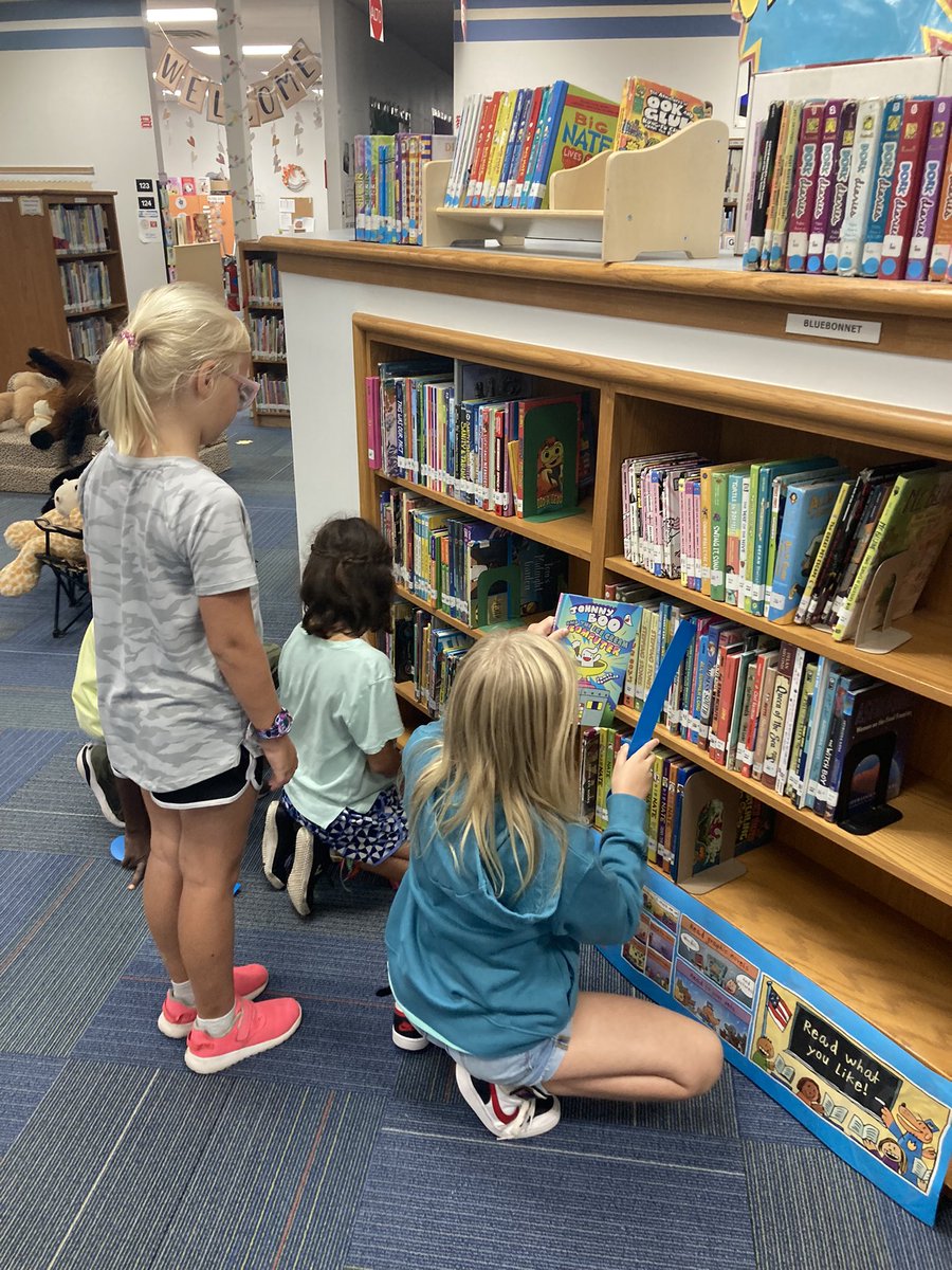 OHE3rd's tweet photo. Our 3rd grade readers were beyond excited about their first library class of the school year! @OakHillElem https://t.co/3rT4zRtfIw