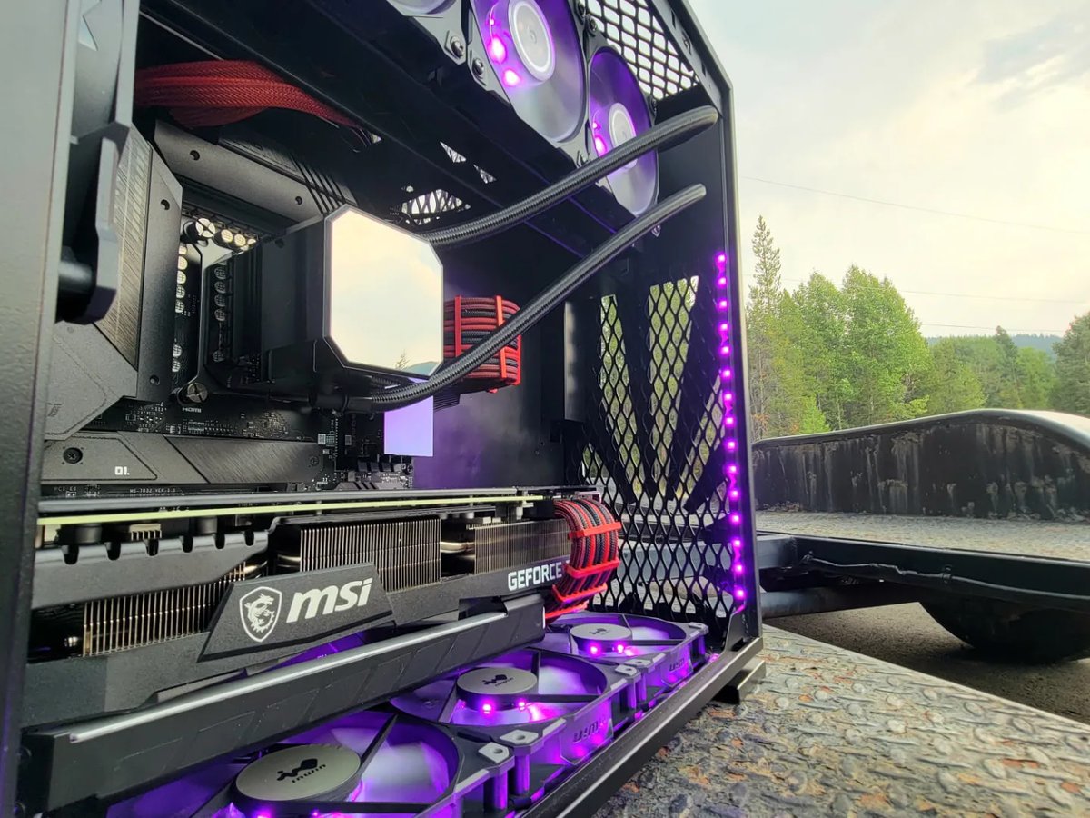InWin's tweet image. This awesome mod by #TpbMods dubbed "Project Rising Sun" is absolutely stunning! Gotta appreciate the reflection shots featuring the SR36. 😍☀️