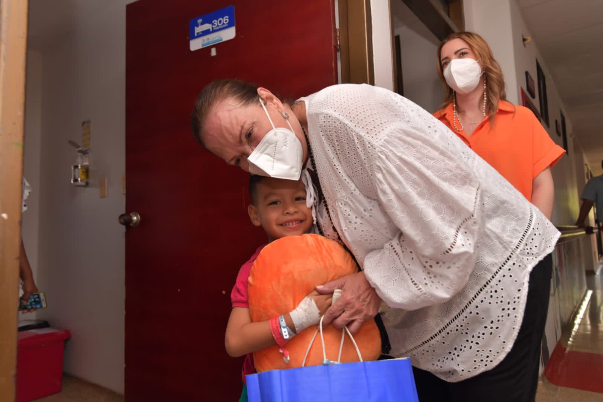 GobdelCesar's tweet photo. Nos hace feliz encontrar rostros alegres a pesar de las adversidades, como nos recibieron hoy los niños del pabellón materno infantil del Hospital Rosario Pumarejo de López, donde además entregamos dotación para mejorar la atención de los pacientes de este centro asistencial. https://t.co/G5lTIyogmb