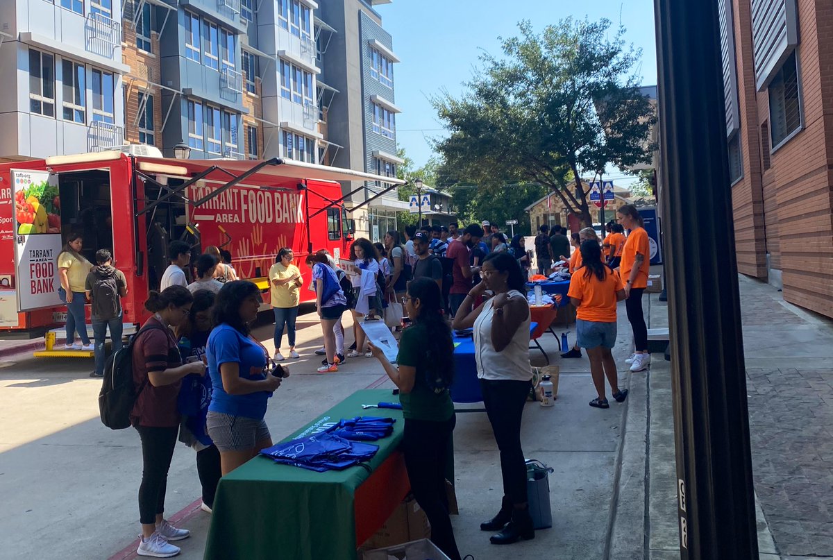 DeanHSnow's tweet photo. Thanks @TAFoodBank for supporting our Back 2 School Bash at the Maverick Pantry! #UTACARES #kroger https://t.co/JCo2A0bFHW