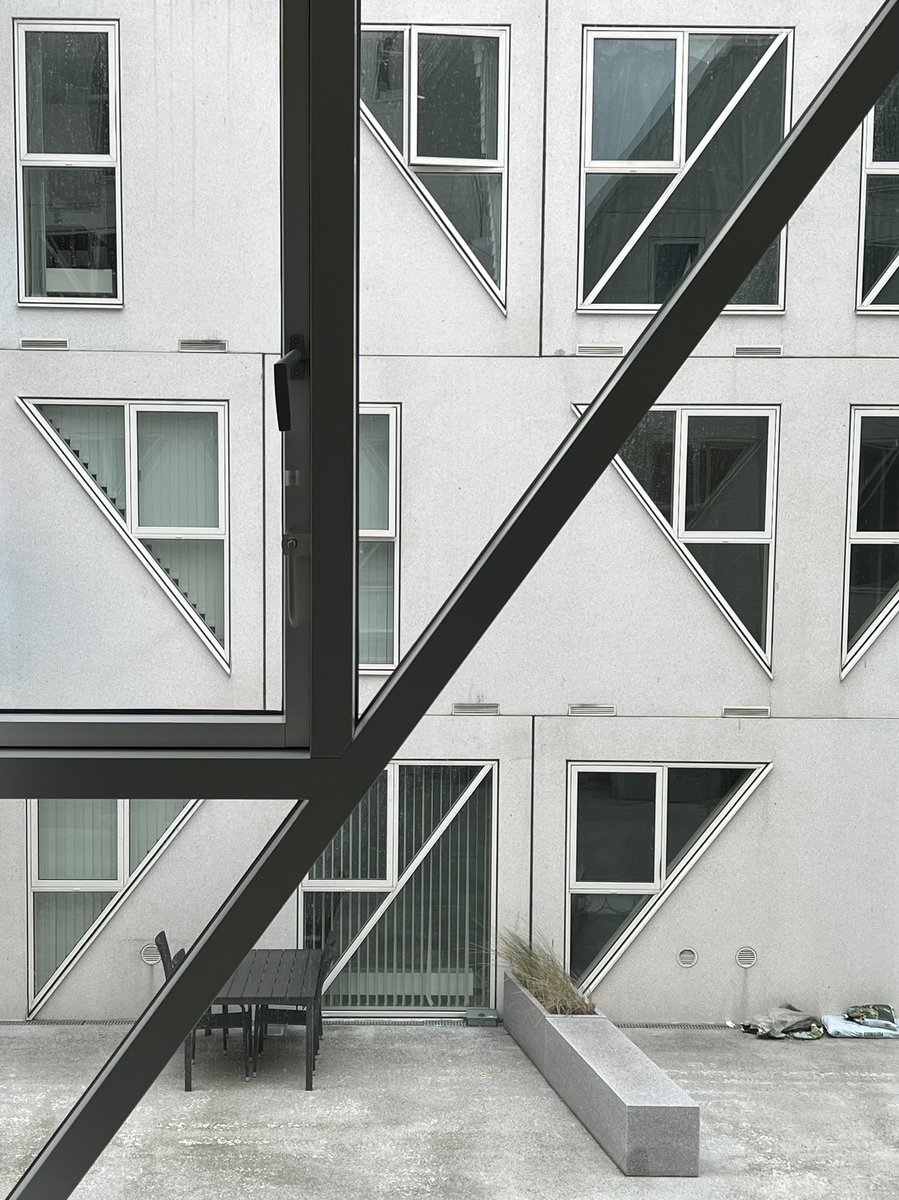 Can’t help but stop and admire some of Denmark’s geometric articulture ahead of tomorrow’s #dynamicwebsummit 

#articulture #geometricdesigns