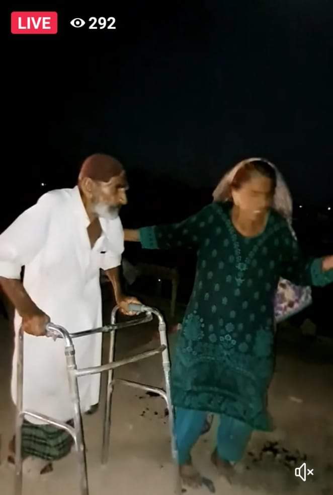 هي هن وقت ڀان سعيدآباد جي خالي ٿيڻ جو جيءُ جهوريندڙ منظر آهي هن وقت رات 8  وڳي هيءُ ۽ هن جهڙا ۽ هن کان وڌيڪ تڪليف ۾ ورتل هزارين  ماروئڙا ڪيڏانهن ويندا جن وٽ نه گاڏي آهي نه رستو آهي نه وري پيٽ ۾ ڳڀو آهي. دربدر ٿيندڙ هي ماڻهو يقينن اوهان کان ان جو حساب وٺندا.
#FloodsInPakistan2022