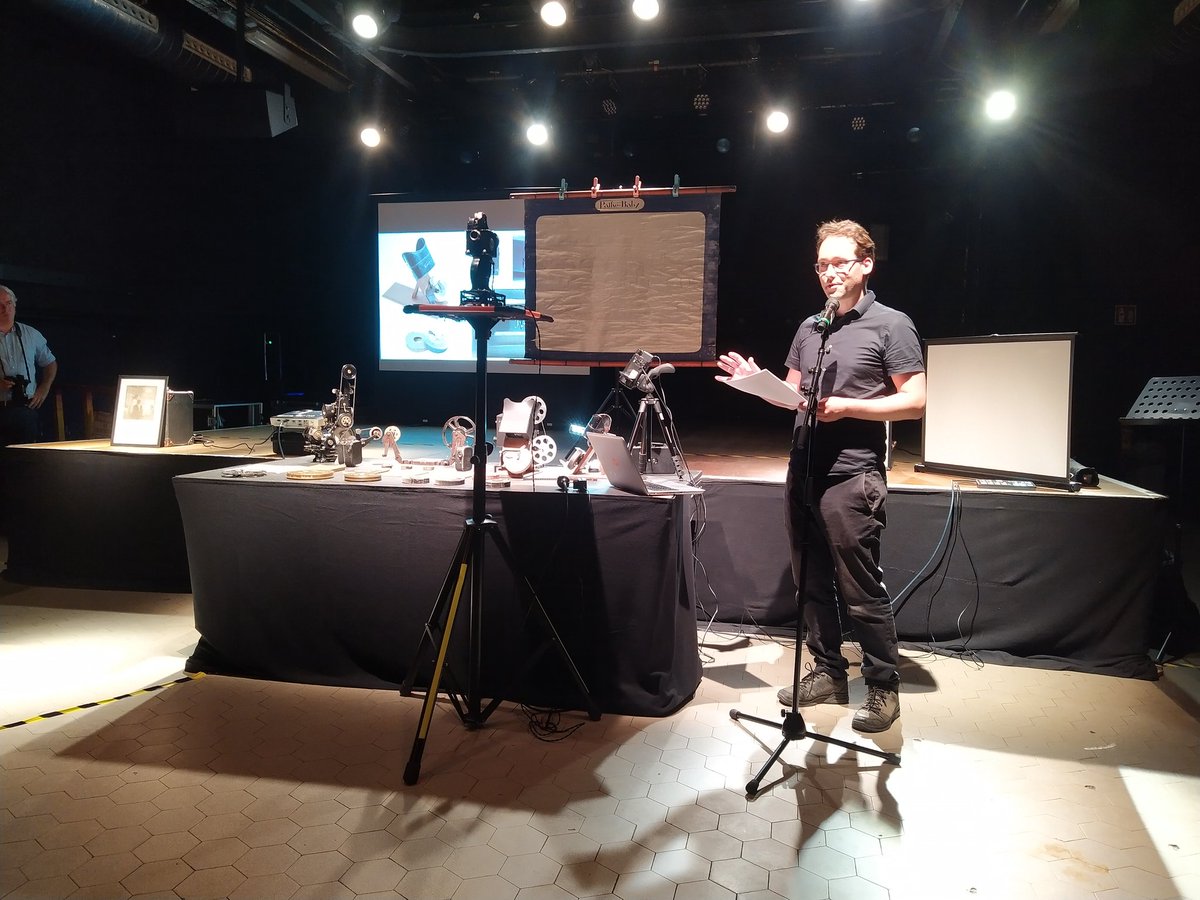 C2DH_LU's tweet photo. Tim van der Heijden: Kinora motion picture viewing technology (ca. 1907), live demonstration of original and replica models, and screening of 9.5mm reels with a Pathé-Baby film projector (ca. 1924) on an original projection screen
#ForumZLU #mediaarcheology https://t.co/YfnrckreLG