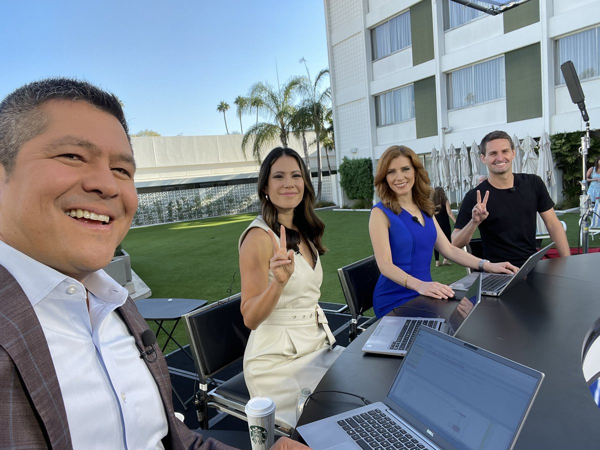 dee_bosa's tweet photo. CODE ✌🏽

@JBoorstin @carlquintanilla @evanspiegel https://t.co/JgikNW9b2f