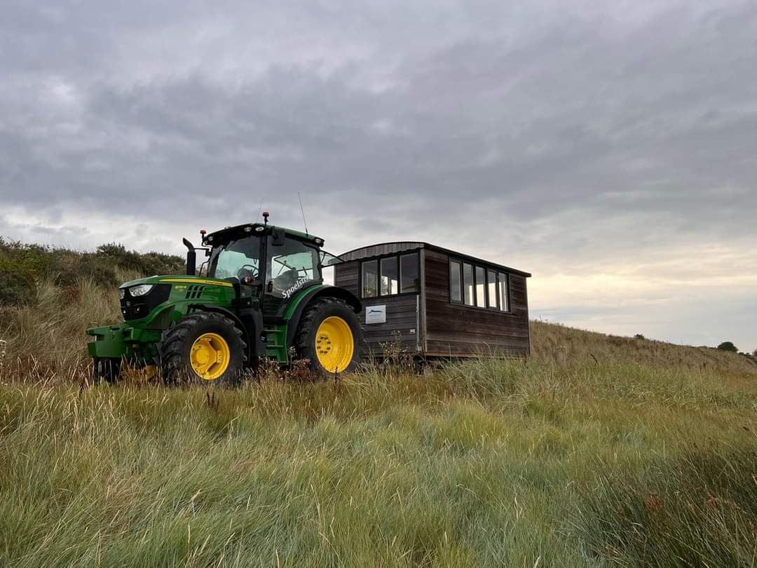 JanJelleJongsma's tweet photo. De keet van @ItFryskeGea wordt weer naar de winterstalling gebracht. Gedurende het #broedseizoen is dit de uitvalsbasis voor medewerkers en vrijwilligers op Oost-Ameland. Van hieruit vinden inventarisaties, beheer, toezicht en gastheerschap plaats op het Oerd de Hôn. https://t.co/TGIzzkkXrt