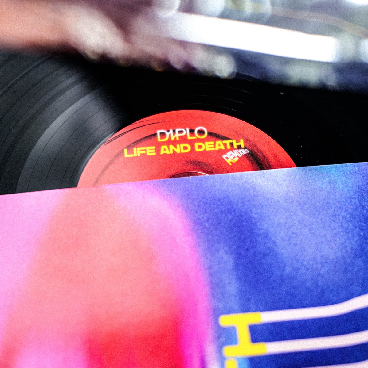 NEW RELEASE ALERT⚡

<a href="/diplo/">diplo</a> @lifeanddeath_forever Remixes EP out September 16!

Get cool merch + pre-order limited vinyl now featuring remixes from @djtennis @carlita_music <a href="/beatfoot/">BĘÃTFÓØT</a> @ashee_music @redaxesofficial @sebracruz @dannydaze

bio.to/diplolifeandde…