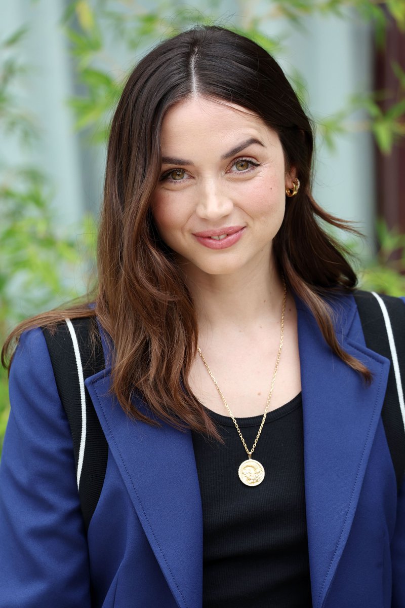 Ana de Armas arrives to the #VeniceFilmFestival. bit.ly/3B6tPYw