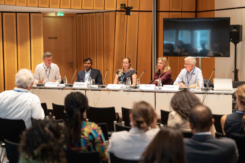 DAAD_Germany's tweet photo. Unity of purpose: Scientists Prof Dr Trudie Lang @UniofOxford, Prof Dr T. P. Velavan from the #DAADGlobalCentres and policy makers Prof Dr Andrew Ullmann @UllmannMdB, Katrin Josten @AuswaertigesAmt are discussing solutions on how to translate research into policy and practice. https://t.co/p5Ak9V1JBR
