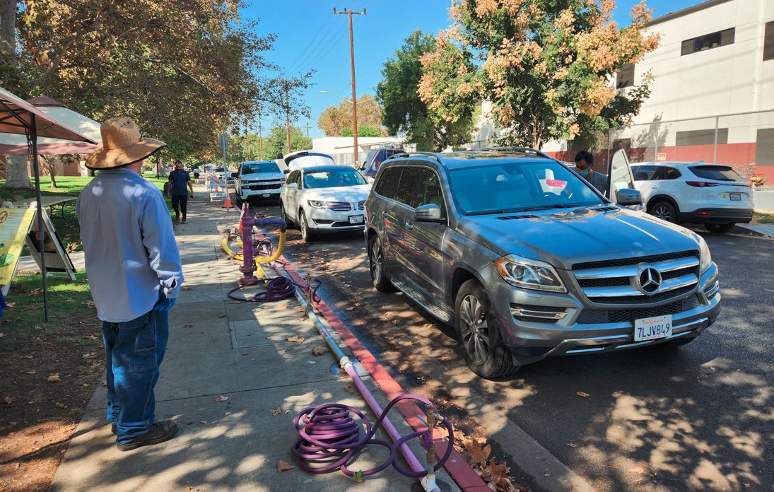BurbankH2OPower's tweet photo. BWP is offering free recycled water for landscaping needs in @BurbankCA. The first 2 residents to fill up will receive a free soil moisture sensor.

For more information, visit https://t.co/aAXJQk75MW.

#bwp #burbankwaterandpower #burbank #h2otogo #irrigation #recycledwater https://t.co/9cQOqqcTN9