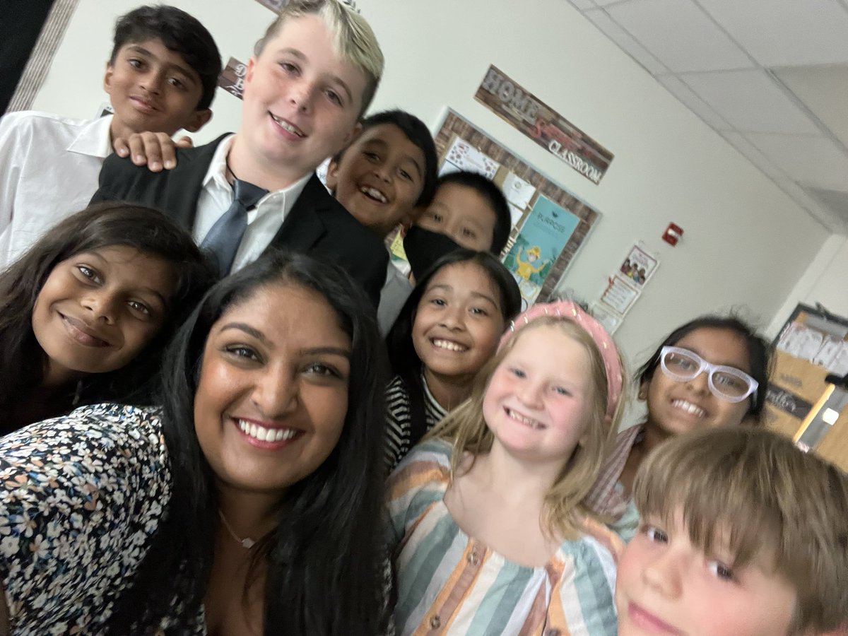 MsGispanski's tweet photo. Picture day with these cuties!! @AshleyElem 😍 https://t.co/gOt65pRuak