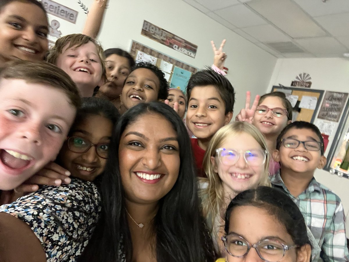 MsGispanski's tweet photo. Picture day with these cuties!! @AshleyElem 😍 https://t.co/gOt65pRuak