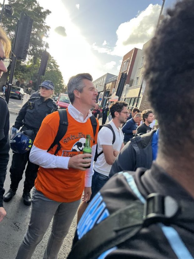 GuillaumeTarpi's tweet photo. Joey Barton dans le cortège ! #TeamOM https://t.co/ifXDMw7mK6