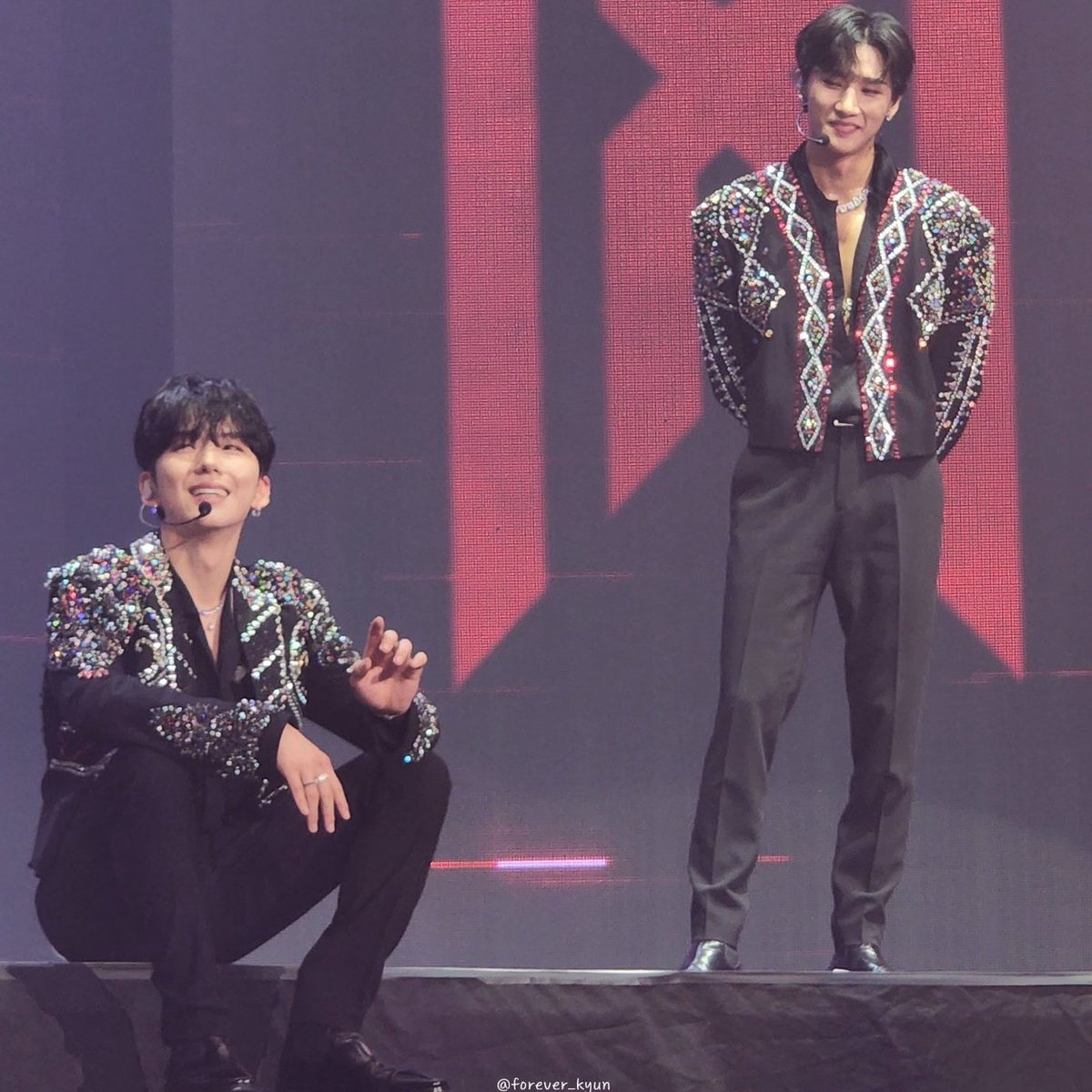 forchangki's tweet photo. the way changki look at eachother 🥹🖤

#기현 #KIHYUN #아이엠 #CHANGKYUN https://t.co/mxWdzDvBcO