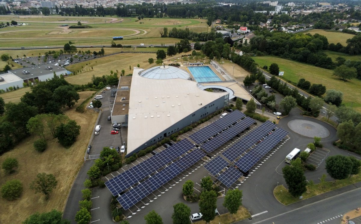 NatPourTous's tweet photo. Dans les débats sur la consommation énergétique des piscines, il faudrait peut-être promouvoir l'exemple de l'agglomération de Vichy. Depuis 2019, des panneaux solaires, installés au-dessus du parking, permettent de couvrir la consommation électrique de l'établissement. https://t.co/YWq7KevnXt