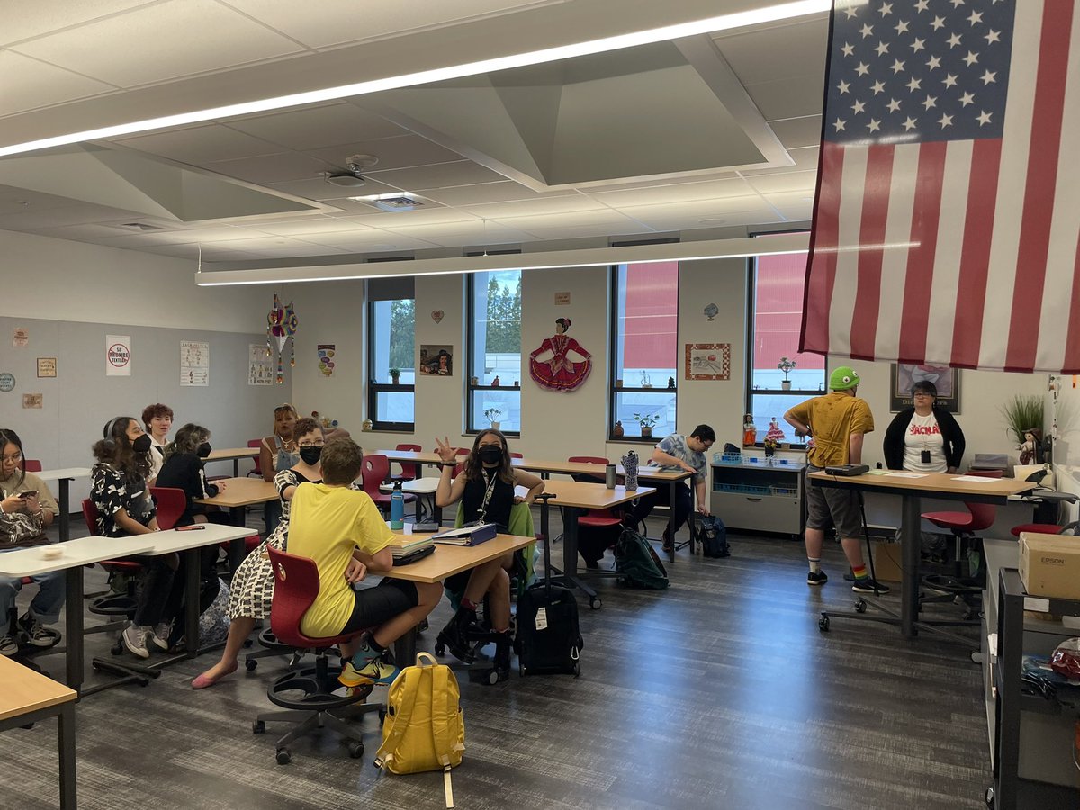 DaniHudson1980's tweet photo. @BeavertonSD Thank you @BjornPaige for allowing me to walk the halls with you on the first day for all 6-12 students at ACMA. #ACMAzing https://t.co/KBEETdZ4Tf