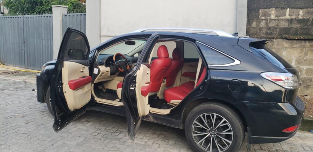 Oba17's tweet image. For Sale: Super clean Lexus RX 350 2010. Upgraded to 2017.
Location: Lagos
Buy and drive. 

Asking price 7.5m.