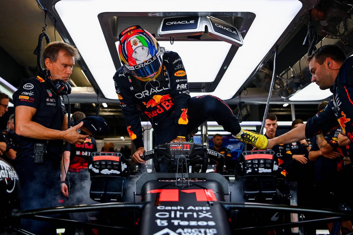 ATellodeMeneses's tweet photo. Todo apunta a que un auto desarrollado bajo las necesidades y estilo de @SChecoPerez destruiría para siempre el storytelling construido para Max. Cuando el auto fue neutro, estuvieron muy cerca; tan pronto PER comenzó a imponerse, se convirtió en una amenaza para ‘la leyenda’. ✍🏼 https://t.co/MW6eoH9NyS