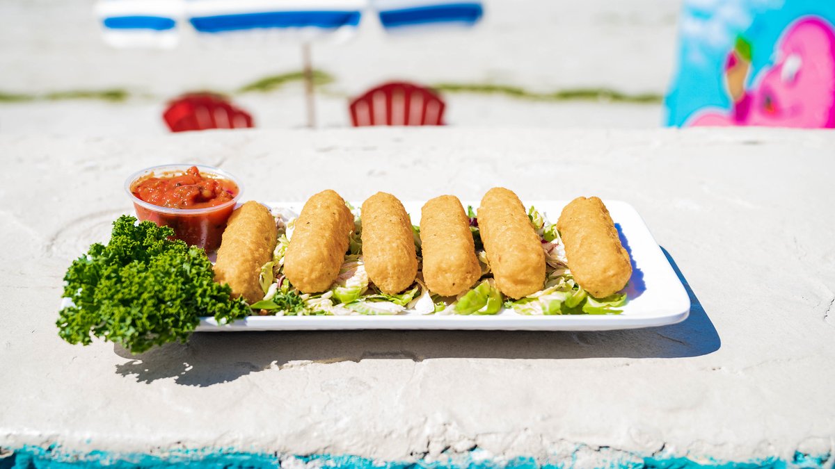 To dip, or not to dip, that is the question 🤔 

📷: Steven C

#PierSideFMB
#FortMyersBeach