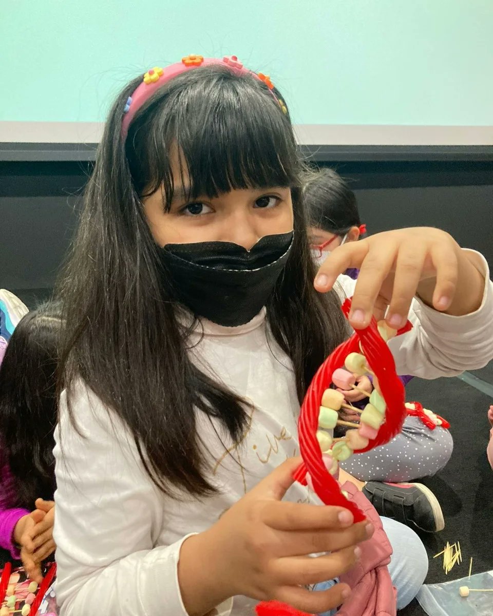 rfas_upch's tweet photo. #RFASWorkshops
The book of life: what is DNA?📖🧬
Las #niñasRFAS realizaron la extracción del ADN de la fresa y la construcción del modelo del ADN ¡Una fantástica forma de aprender que compartimos mucho en común con una 🍓, genéticamente hablando, y sobre la forma del ADN! 🧠🧬🌱 https://t.co/QNTsFzjtgP