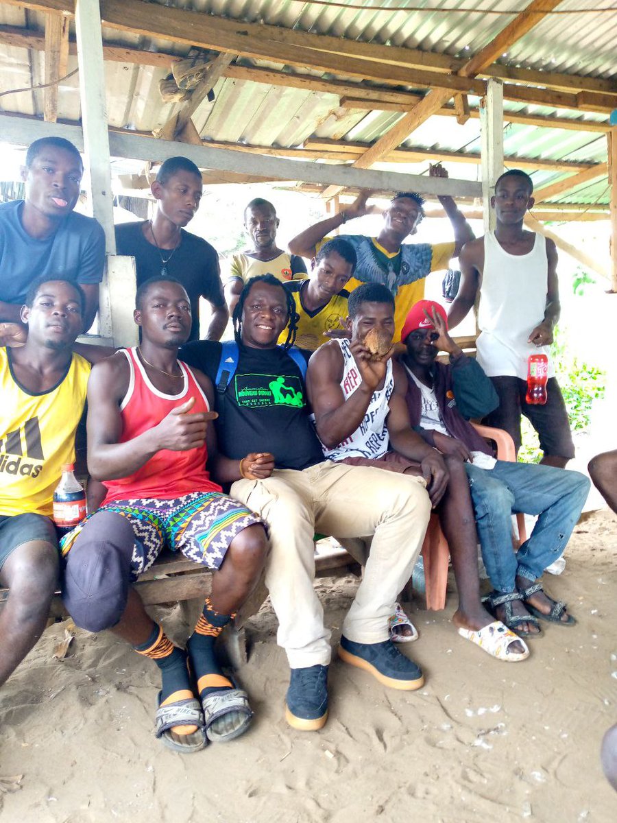 2saint237's tweet photo. Quartier Ngoye plage (kribi)ds un bâtiment abandonné où les gars se retrouvent pour consommer les drogues (appelé encore "le terre")
Je leur est parlé de mon passé,de mon projet. https://t.co/EnBok42nVs