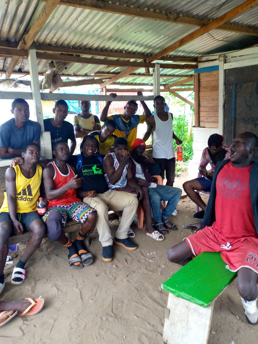 2saint237's tweet photo. Quartier Ngoye plage (kribi)ds un bâtiment abandonné où les gars se retrouvent pour consommer les drogues (appelé encore "le terre")
Je leur est parlé de mon passé,de mon projet. https://t.co/EnBok42nVs