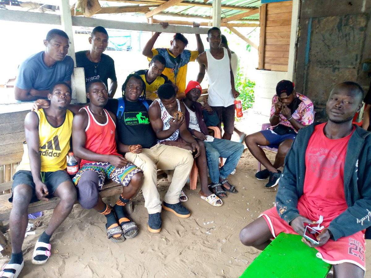 2saint237's tweet photo. Quartier Ngoye plage (kribi)ds un bâtiment abandonné où les gars se retrouvent pour consommer les drogues (appelé encore "le terre")
Je leur est parlé de mon passé,de mon projet. https://t.co/EnBok42nVs