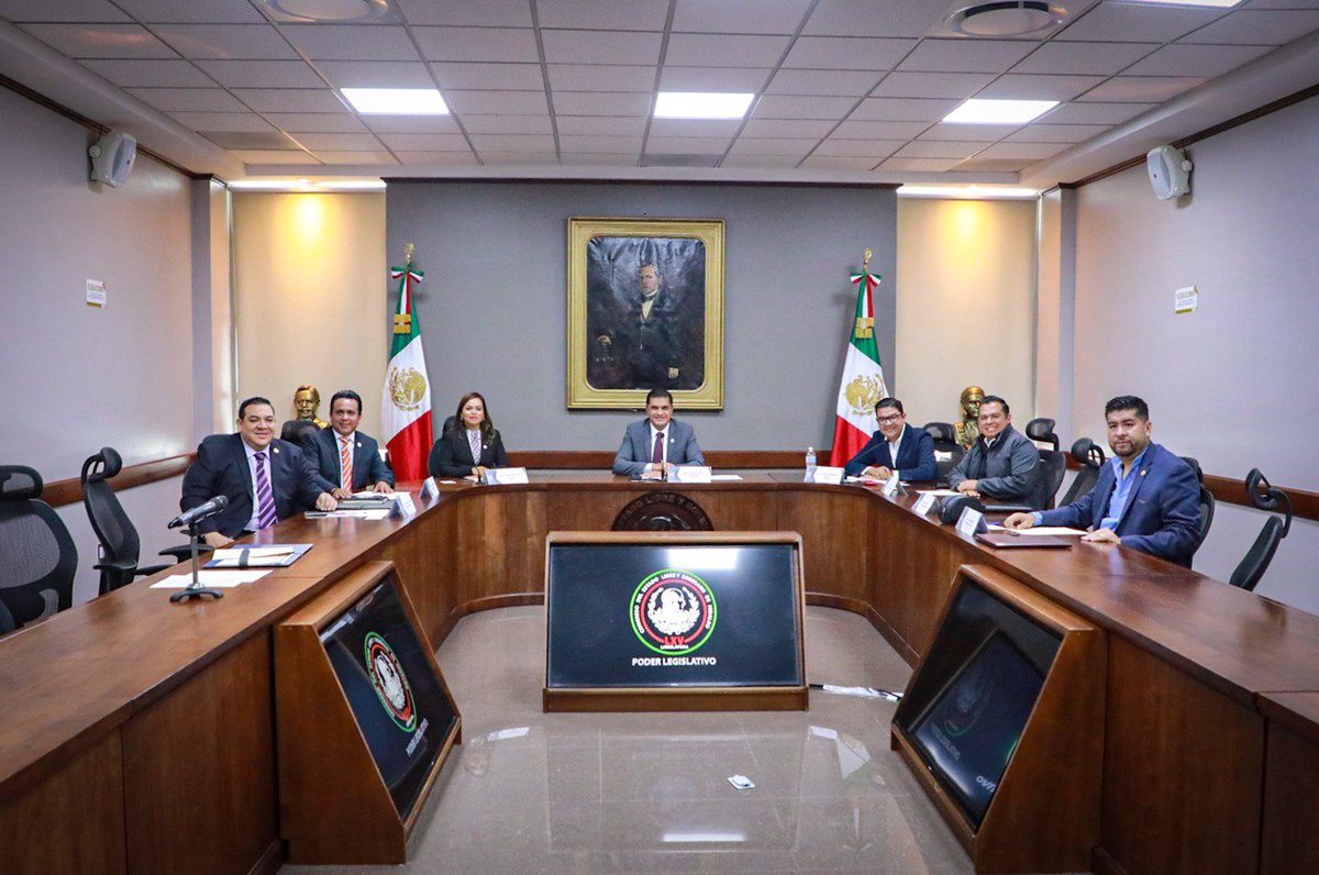 jmvalerapiedras's tweet photo. Quienes integramos la Junta de Gobierno del @CongresoHidalgo revisamos los asuntos que se habrán de analizar durante la Sesión Ordinaria número 78 de la #LXVLegislaturaHidalgo.

Sigue la transmisión en vivo
https://t.co/7oRemOxRoU https://t.co/pe1JVWOQPD