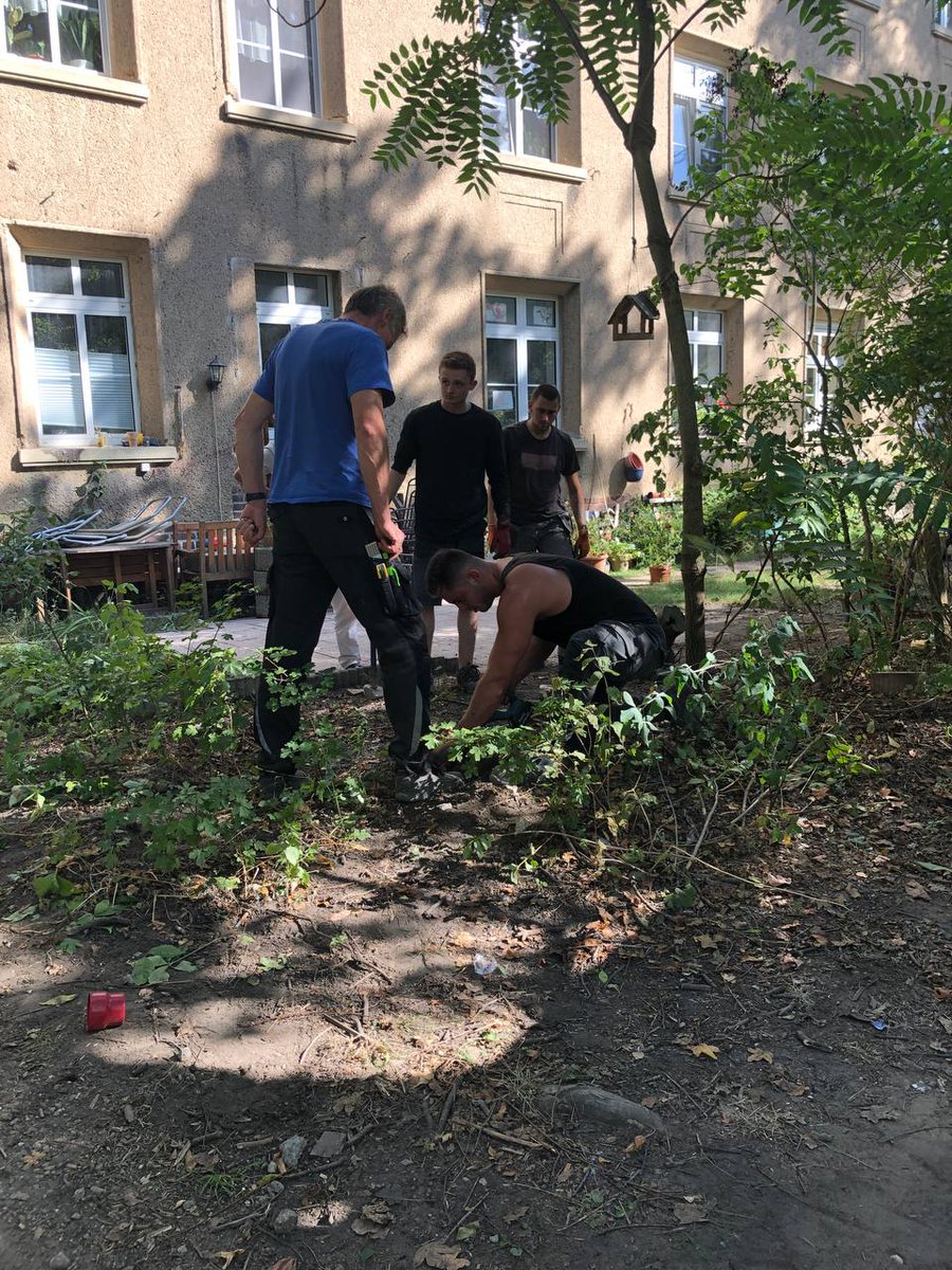 NEWS heute <a href="/KE5563/">Kantstraße5563</a>: Garten und Mieter*innen sollen weichen #KantscheHöfe. Auf Befehl von Eigentümer #MatthiasKlemens machen Bauarbeiter alles platt, bis sie von Mieter*innen und Nachbar*innen gestoppt werden. Sie machen nur ihre Arbeit.