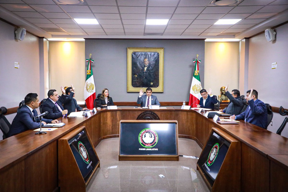 jmvalerapiedras's tweet photo. Quienes integramos la Junta de Gobierno del @CongresoHidalgo revisamos los asuntos que se habrán de analizar durante la Sesión Ordinaria número 78 de la #LXVLegislaturaHidalgo.

Sigue la transmisión en vivo
https://t.co/7oRemOxRoU https://t.co/pe1JVWOQPD