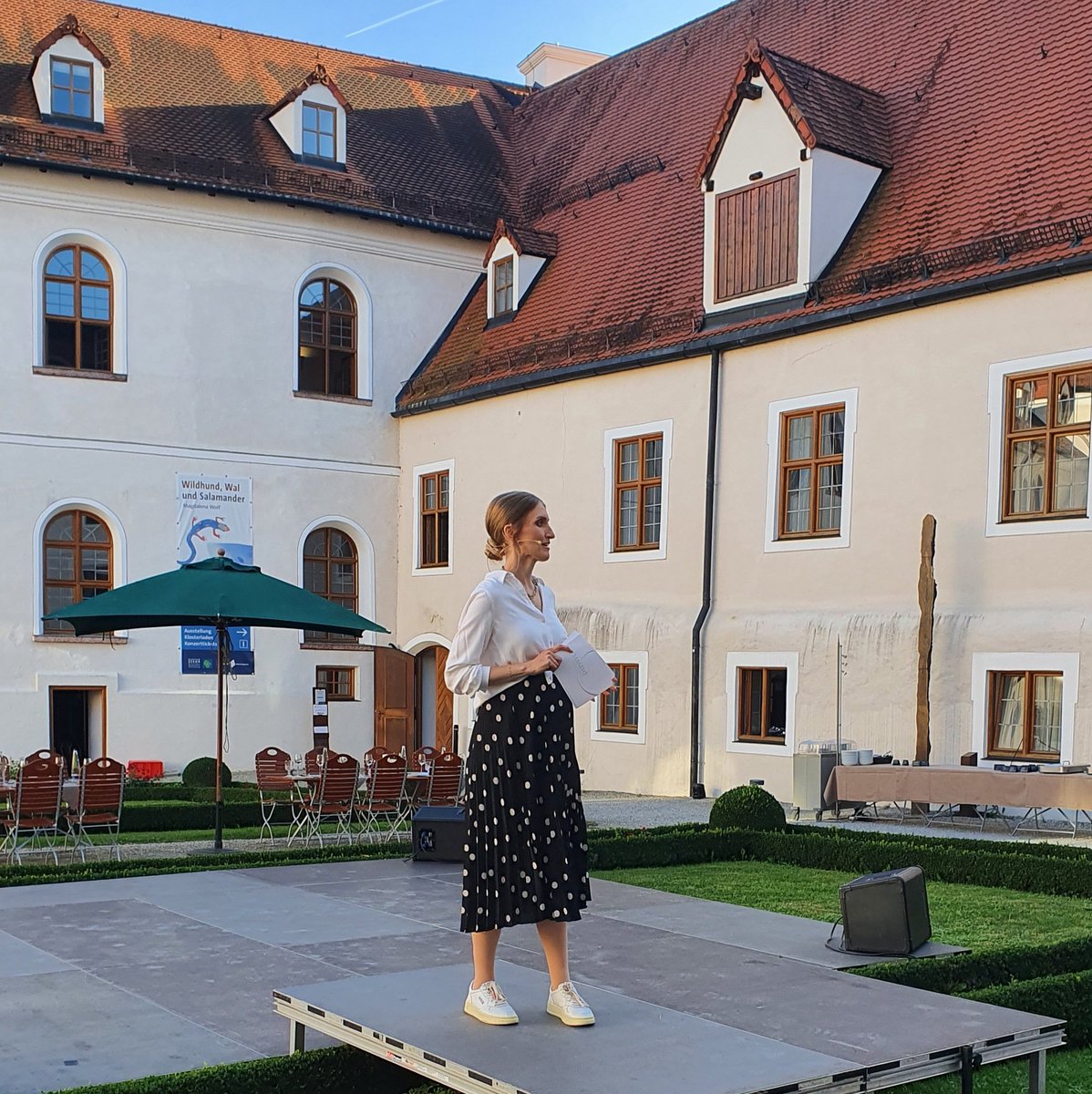 MKolloquium's tweet photo. Willkommen zum #IMK2022: In zwangloser Atmosphäre verbrachten wir den ersten Abend traditionell im Garten des Klosters. Unser Fokusthema "Haltung zeigen" fand dabei nicht nur eine neue Bedeutung. https://t.co/2Qyxcvcu5z