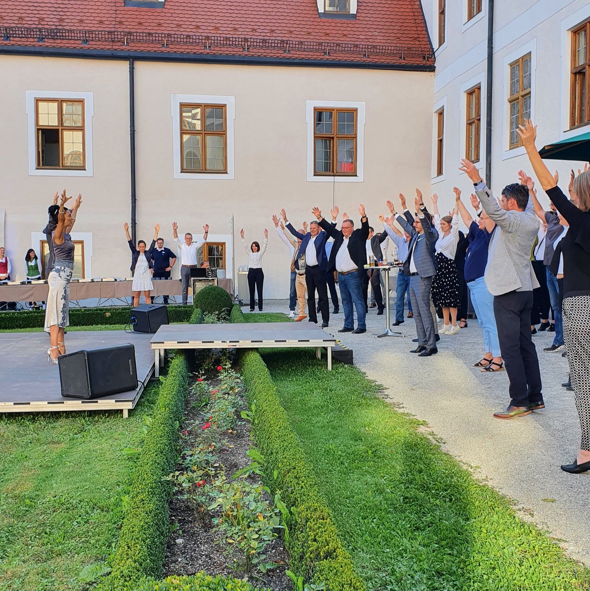 Willkommen zum #IMK2022: In zwangloser Atmosphäre verbrachten wir den ersten Abend traditionell im Garten des Klosters. Unser Fokusthema "Haltung zeigen" fand dabei nicht nur eine neue Bedeutung.
