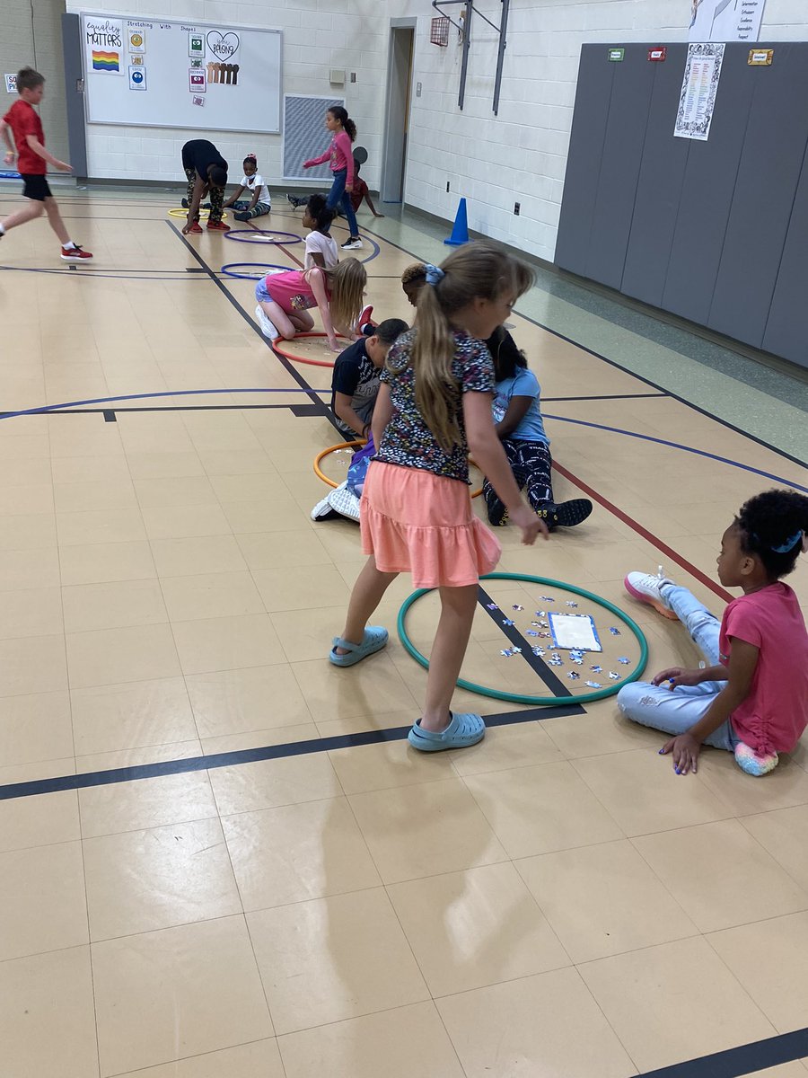 MrsRodgers707's tweet photo. Students have been working hard on our PE routines, procedures, and virtues! Working on coordination, cooperation, communication, and teamwork with puzzle relays! @LGaphardt #bcpsPE https://t.co/YdMDi8v2Wu