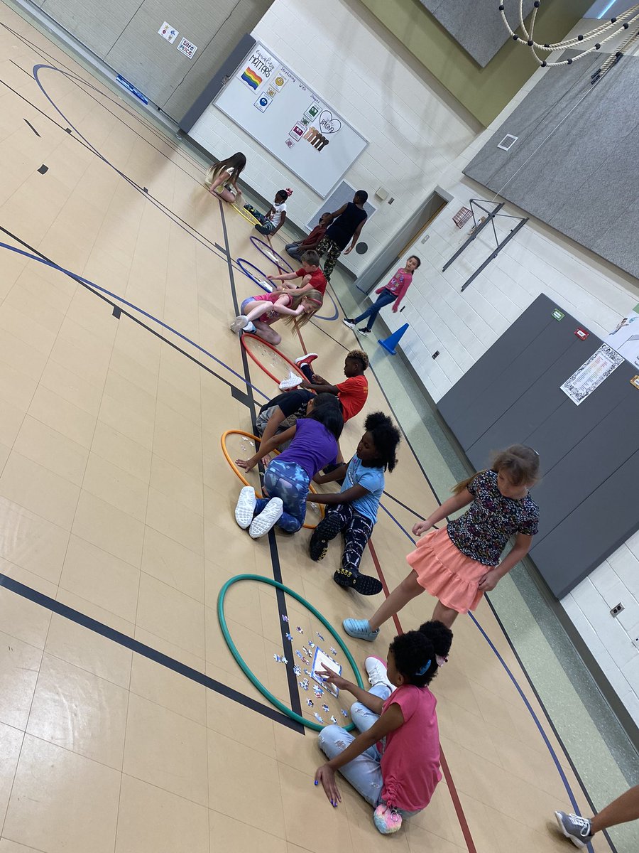 MrsRodgers707's tweet photo. Students have been working hard on our PE routines, procedures, and virtues! Working on coordination, cooperation, communication, and teamwork with puzzle relays! @LGaphardt #bcpsPE https://t.co/YdMDi8v2Wu