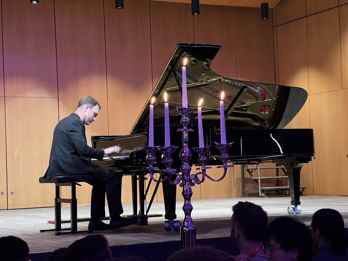 AndreasAtETH's tweet image. We are not at loss for a good piano concerto at the #SpinQubit5 conference dinner.
lukasloss.ch
Playing Hammerklaviersonate by #Beethoven. 
@nccrSpin #NCCRSpin