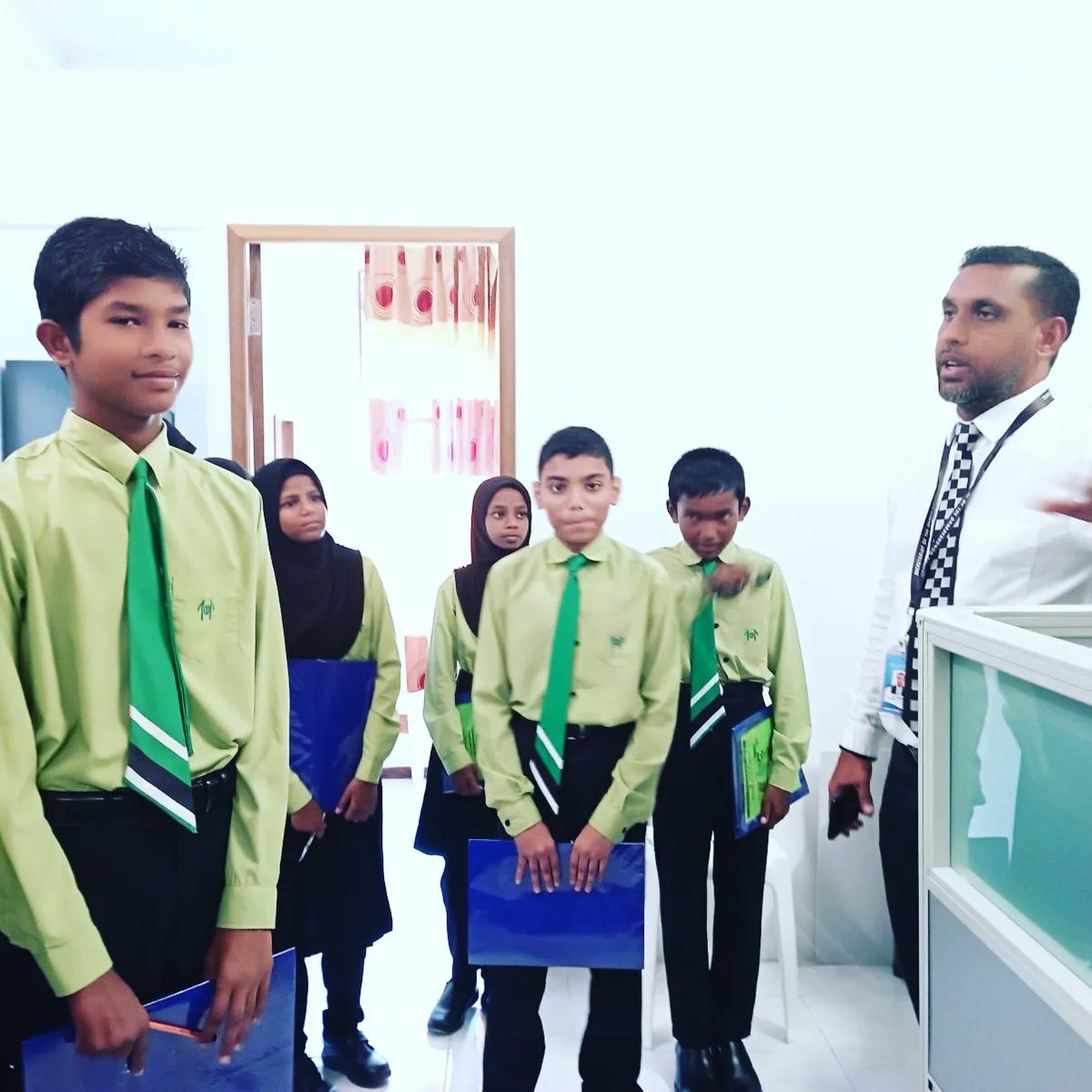 batollschool's tweet photo. Field visits are important part of learning. 
Gr 6, students field trip to Dharavandhoo Council for data collection. 
#LearningBeyondTheClassroom 
#experiencematters 

Secretariat of the Dharavandhoo Council, South Malhosmadulu https://t.co/MRg6XlW2T2