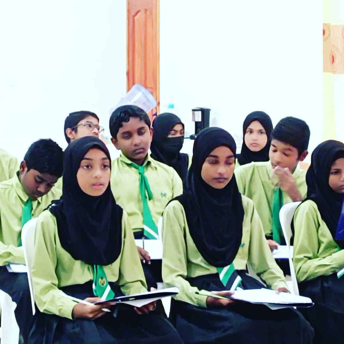 batollschool's tweet photo. Field visits are important part of learning. 
Gr 6, students field trip to Dharavandhoo Council for data collection. 
#LearningBeyondTheClassroom 
#experiencematters 

Secretariat of the Dharavandhoo Council, South Malhosmadulu https://t.co/MRg6XlW2T2