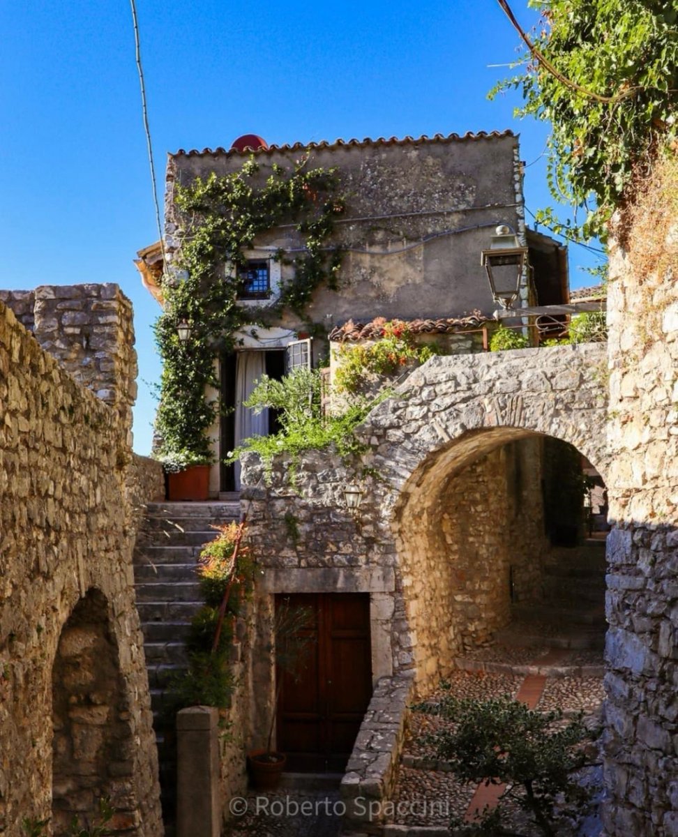 visit_lazio's tweet photo. #Labro è un piccolo borgo medievale nel cuore della #Sabina noto come "il paese di pietra". Questo gioiello affaccia da un lato sul Lago di #Piediluco e sulla falesia del #MonteTerminillo.

📸 robertospaccini22

 #VisitLazio #FaiUnSaltoNelLazio #LazioEternaScoperta #LazioIsMe https://t.co/GOUX8LEPUN
