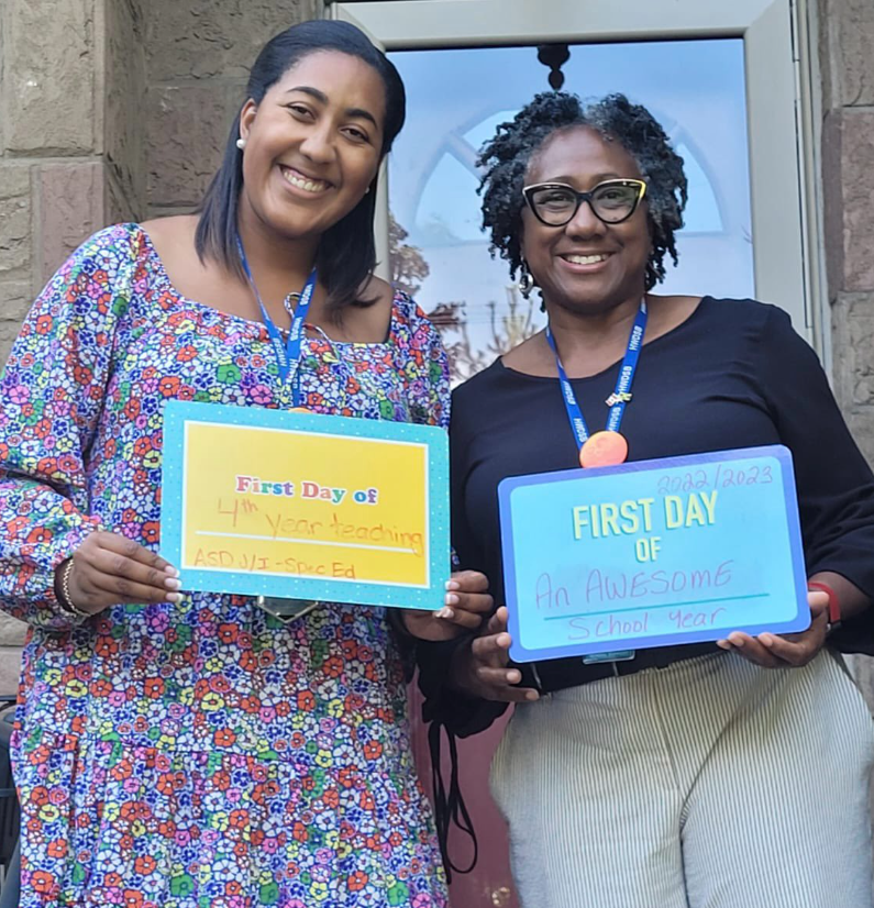 HWDSB's tweet photo. The first day of school signals new beginnings for students, staff, and families, and also makes for some excellent photo opportunities! Thank you for using the #firstdayHWDSB hashtag and sharing your special moments with us πΈ
More first day photos: https://t.co/KdjVlKA61Z https://t.co/CYAQK0uyDt