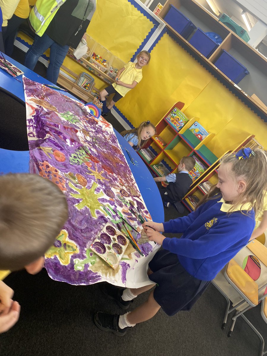 sandaigprimary's tweet photo. Arts and Crafts! 💙💛 #structuredplay https://t.co/WMo9CAorHm