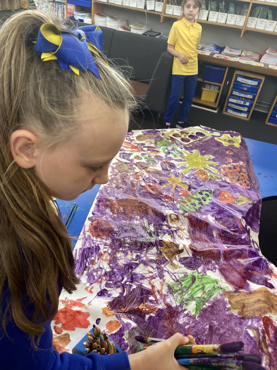 sandaigprimary's tweet photo. Arts and Crafts! 💙💛 #structuredplay https://t.co/WMo9CAorHm