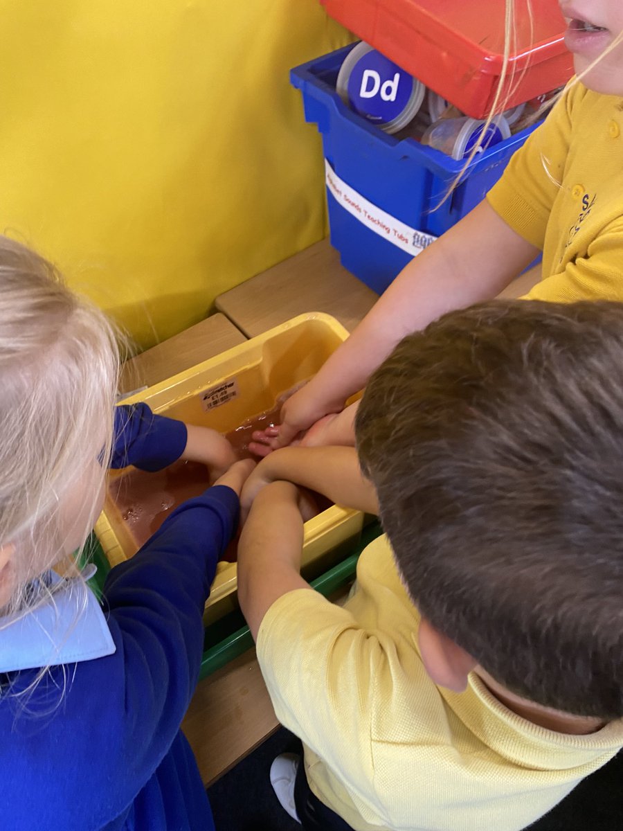 sandaigprimary's tweet photo. Arts and Crafts! 💙💛 #structuredplay https://t.co/WMo9CAorHm
