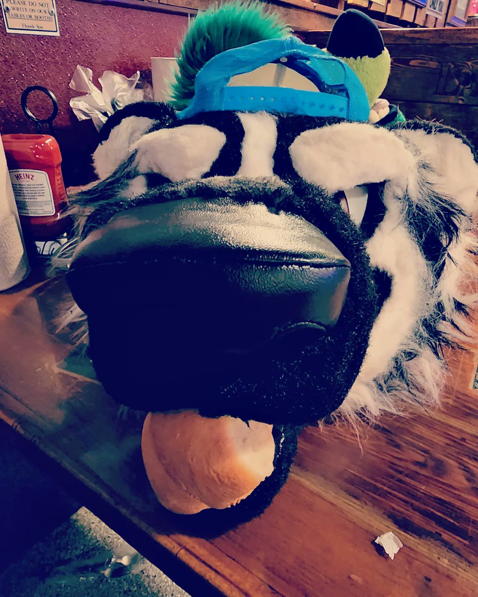 RadTalkinRex's tweet photo. Omnomnom! Always wanted to come here! Rad staff, great vibe, food is epic! Totally smashed my expectations! Definitely coming back!
#furry #furryfandom #fursona #fursuit #fursuiter #goodtimes #havingfun #havingablast #havingagoodtime #missouri
#lambertscafe #throwedrolls #food https://t.co/0WvWkVl06i