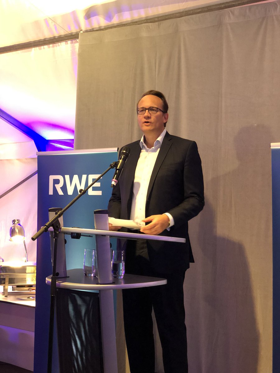 YEP_BXL's tweet photo. Tonight the annual @RWE_AG summer party. A great opportunity to meet, greet and discuss all the challenges the European energy sector is facing. Security of supply, making prices affordable again and fight against the climate change. Not an easy task, but together we’ll make it! https://t.co/ICgK2JTOYF